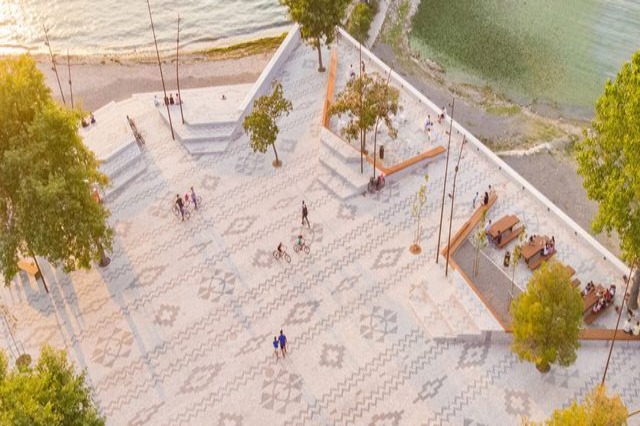Albanian carpet’ in beautiful Shiroka grabs the Loop Design Awards: Inspired by traditional ODA!