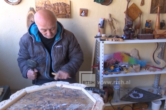 Tourism revives the wood carving, the masters of Gjirokastër inspired by the tourists’ interest