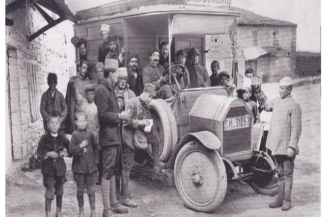 What were the Albanian driving licenses like in 1925?