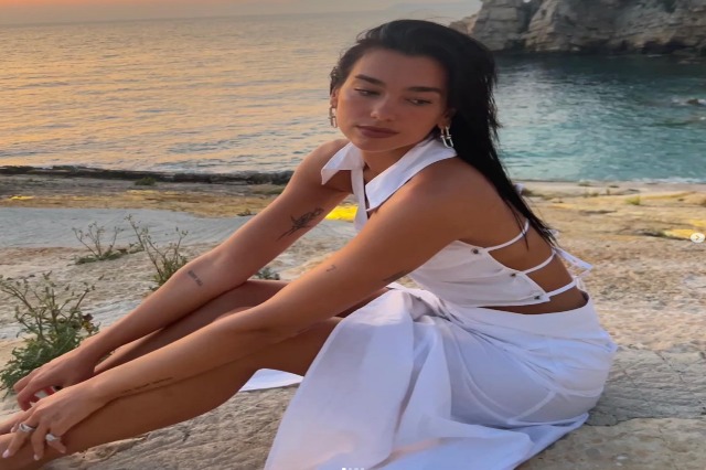 Dua returns to Albania for vacation