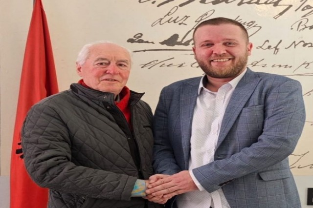 The musician Zhani Ciko donates manuscripts and books to the Central State Archive