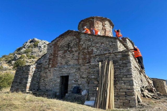The church of Shën Triadha, built by the Muzakas in 1470, was restored