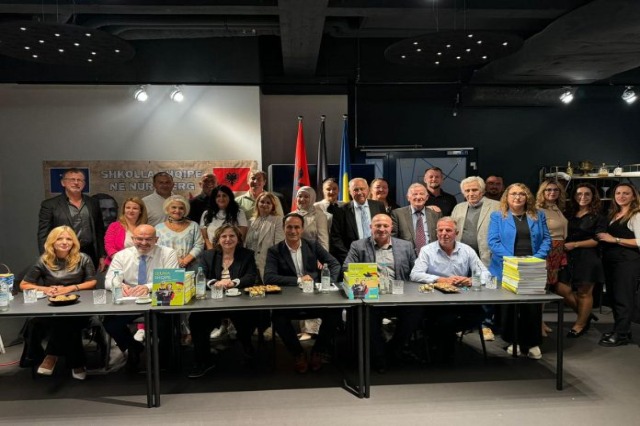 Free textbooks for students in Nuremberg for supplementary learning of Albanian language, supported by Consul Mburimi