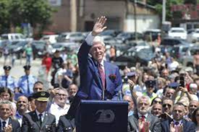 Clinton’s historic speech that made him hero of a nation: “Albanians can live without fear in their country! We won the war, it’s time for you to win peace”