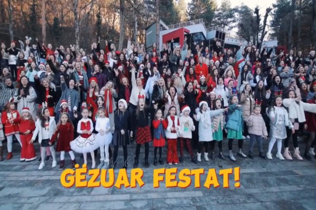 The song “Thuaja rini”, performed by the young people from Korça