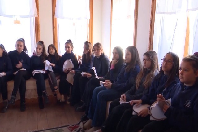 Learning embroidery, an initiative to pass on the tradition to the new generation