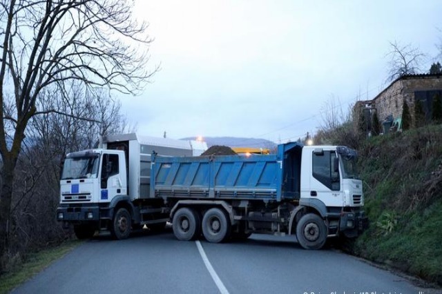 Tensions in the north, barricades still block the roads and a protest against Kosova in Belgrade