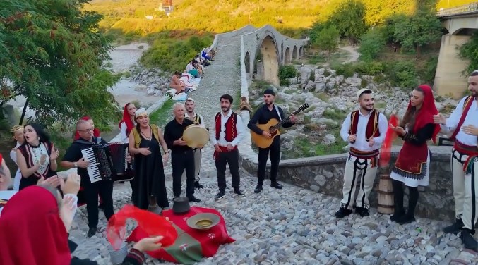 Traditional Music, Dance, and Local Crafts Shine at Mes Bridge Festival