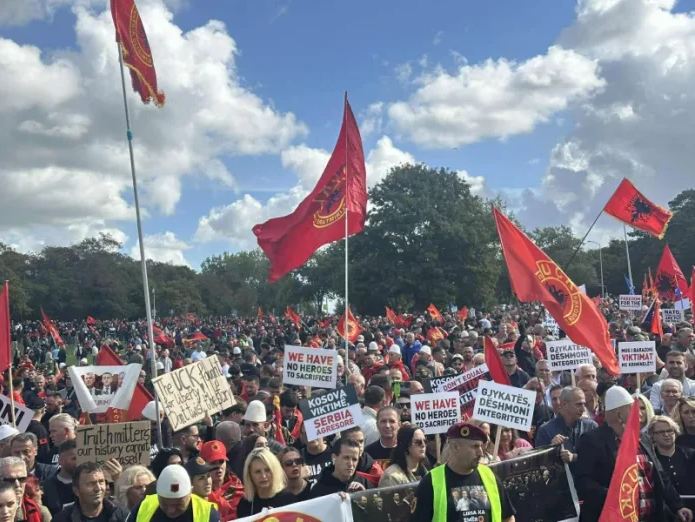 Thousands of Albanians gathered in The Hague to support former KLA leaders on trial at the Specialist Chambers for war crimes