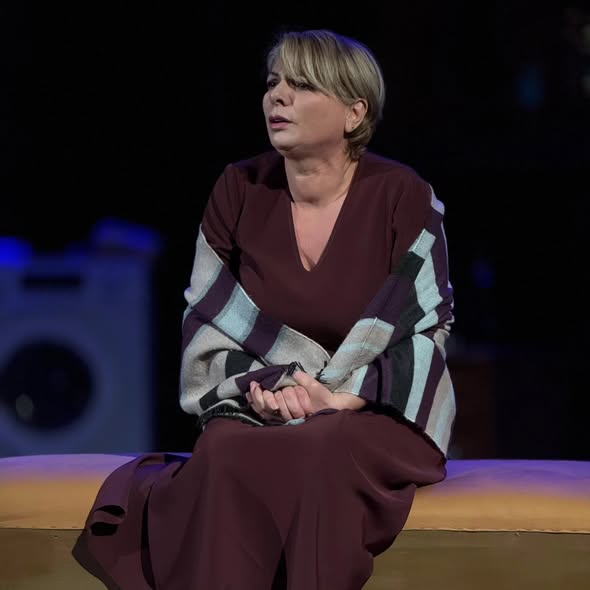 “The Woman with Drawers” Hits the Stage in Durrës