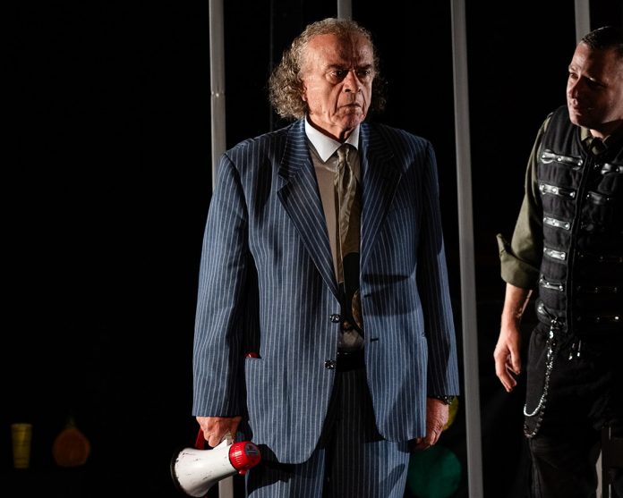 “Commissioner Daltoniko at the Theatre”, a tribute to Naun Shundi