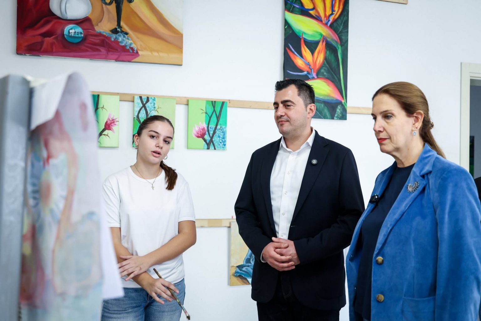 Kumbaro Returns to “Onufri” Art School in Elbasan, Highlights Investment in Art and Education