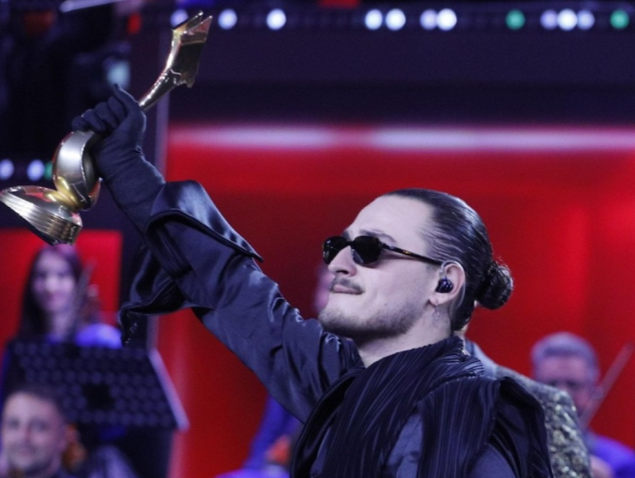 Rama congratulates the winner of the RTSH Song Festival