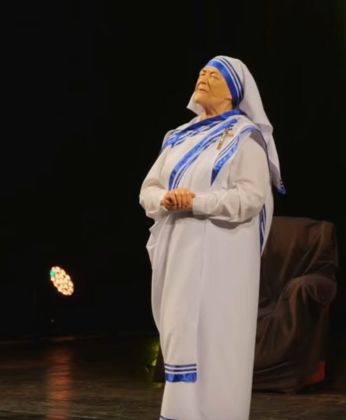 Justina Aliaj Moves Shkodër with Monodrama “Mother Teresa’s Dream – The Divine Human”