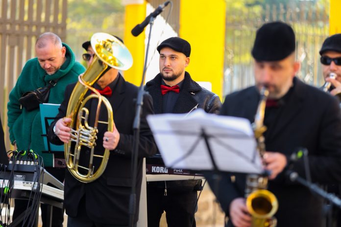Filo: FanFara Band and Traditional Music Fill Korçë Squares