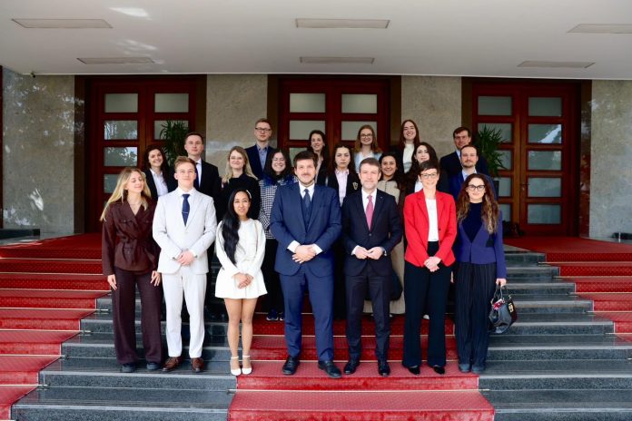 Ferit Hoxha Hosts Vienna Diplomatic Academy Students