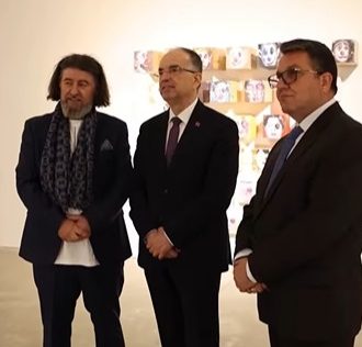 Begaj at the “Mish dhie” exhibition: Artistic reflection on prejudice and societal perception