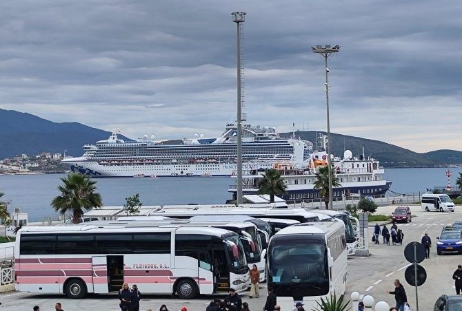 Saranda welcomes 2,776 passengers aboard cruise ship Sapphire Princess