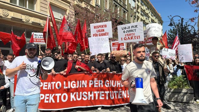 “Law on paper, discrimination in practice”: Albanian students protest in Skopje to protect Albanian