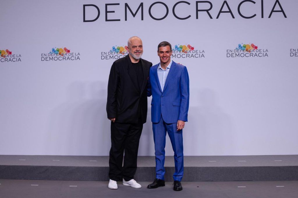 Prime Minister Rama meets Spanish Prime Minister Pedro Sanchez at democracy summit in Barcelona