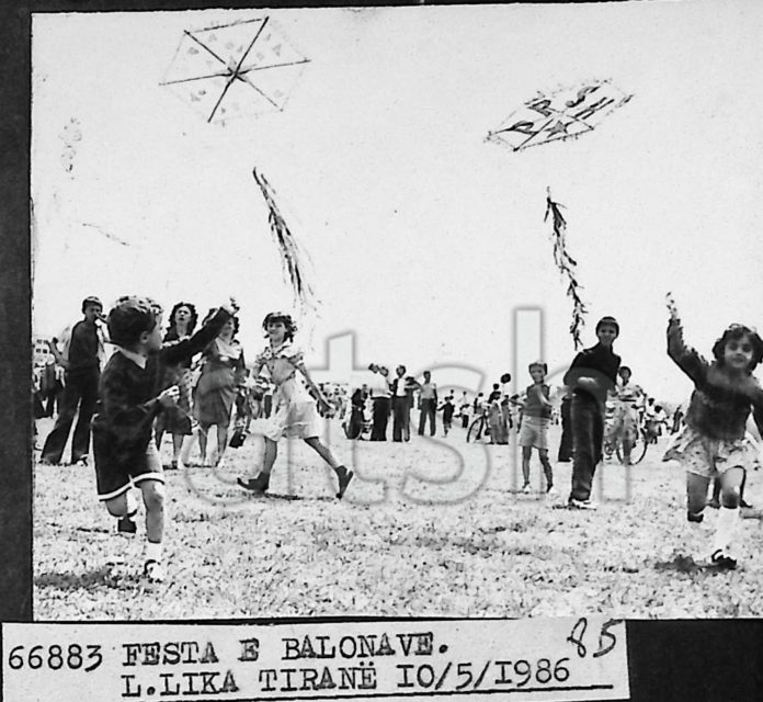 Historic Kite Festival Image Captures Joy of Children in 1986