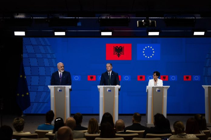 Kos: Environmental laws must meet EU standards, protests are part of democracy