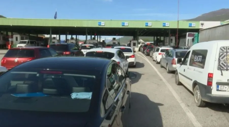 Heavy passenger traffic at Morina border crossing as thousands travel from Kosova to Albania