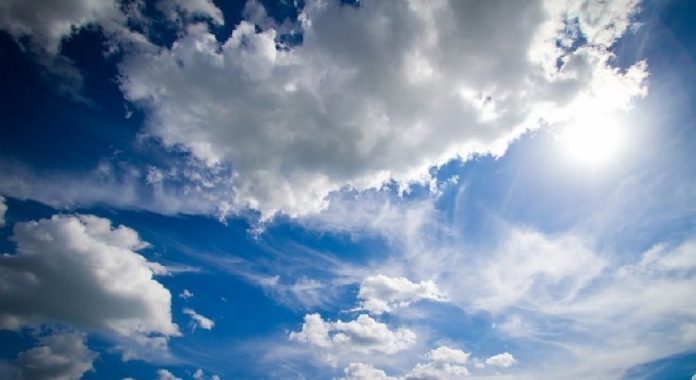 Alternating clear spells and cloud cover, temperatures up to 33 degrees Celsius