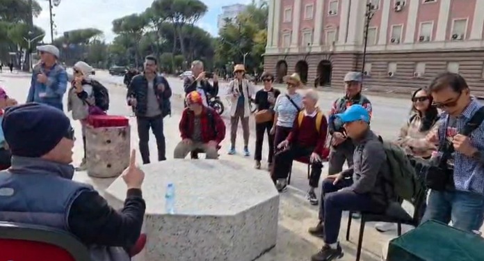 Foreign Tourists Stop at Prime Minister’s Office Amid Protests