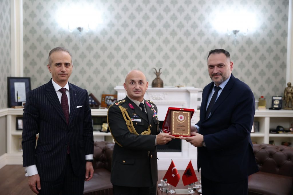 Defense minister meets Turkey’s new military attaché in Tirana