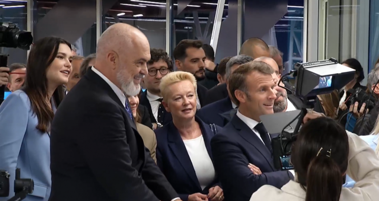 L&rsquo;Ecole 42, la prestigieuse école de codage française, ouvre ses portes, Rama et Macron présentent
