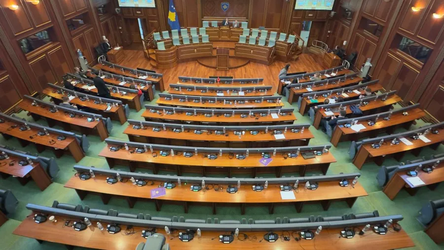 L&rsquo;Assemblée du Kosovo ouvre la voie à des amendements concernant le Tribunal spécial ; le projet de loi est approuvé en principe par 91 voix