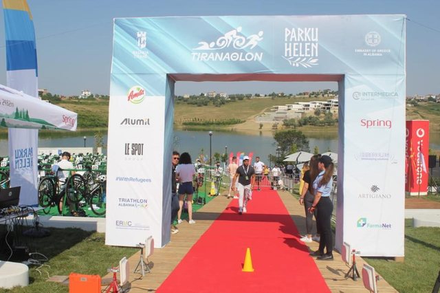 Adrénaline, sport et fête au « Tiranathlone », au bord du lac Farka
