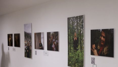 « Voix puissantes » : l&rsquo;AFP inaugure à Tirana une exposition de photographies mettant à l&rsquo;honneur le quotidien des femmes des Balkans