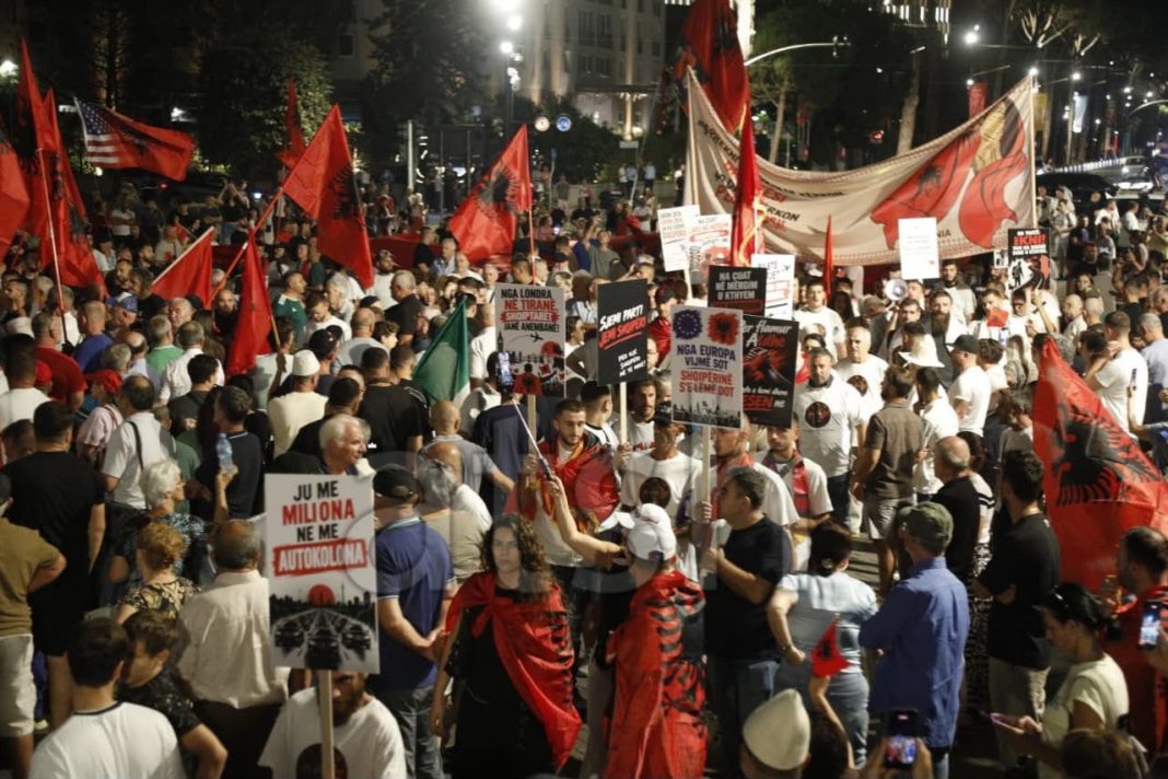 Les citoyens poursuivent la manifestation à Tirana