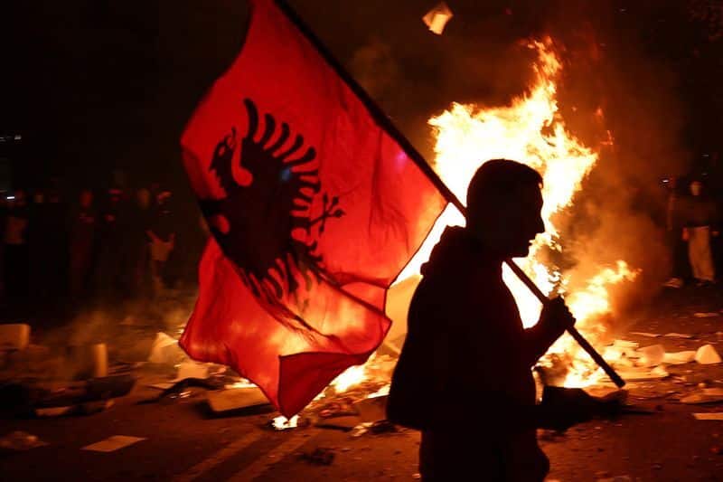 Albanie, la protestation étudiante s&rsquo;étend : la Deutsche Welle et l&rsquo;AP relatent la crise et les affrontements à Tirana