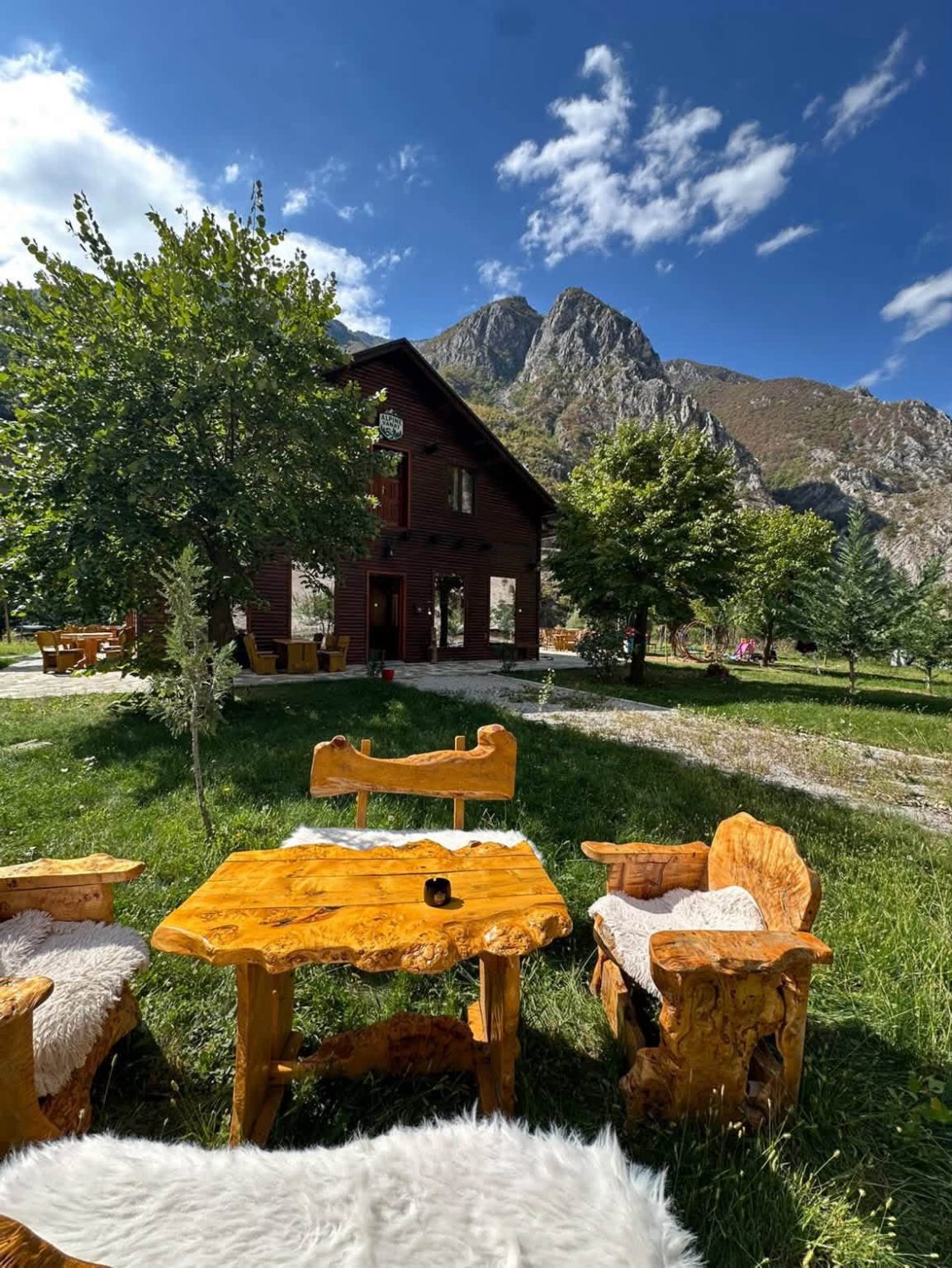 Les gorges de Vana à Kukës, avec leurs montagnes et leurs cours d&rsquo;eau, offrent une beauté albanaise unique