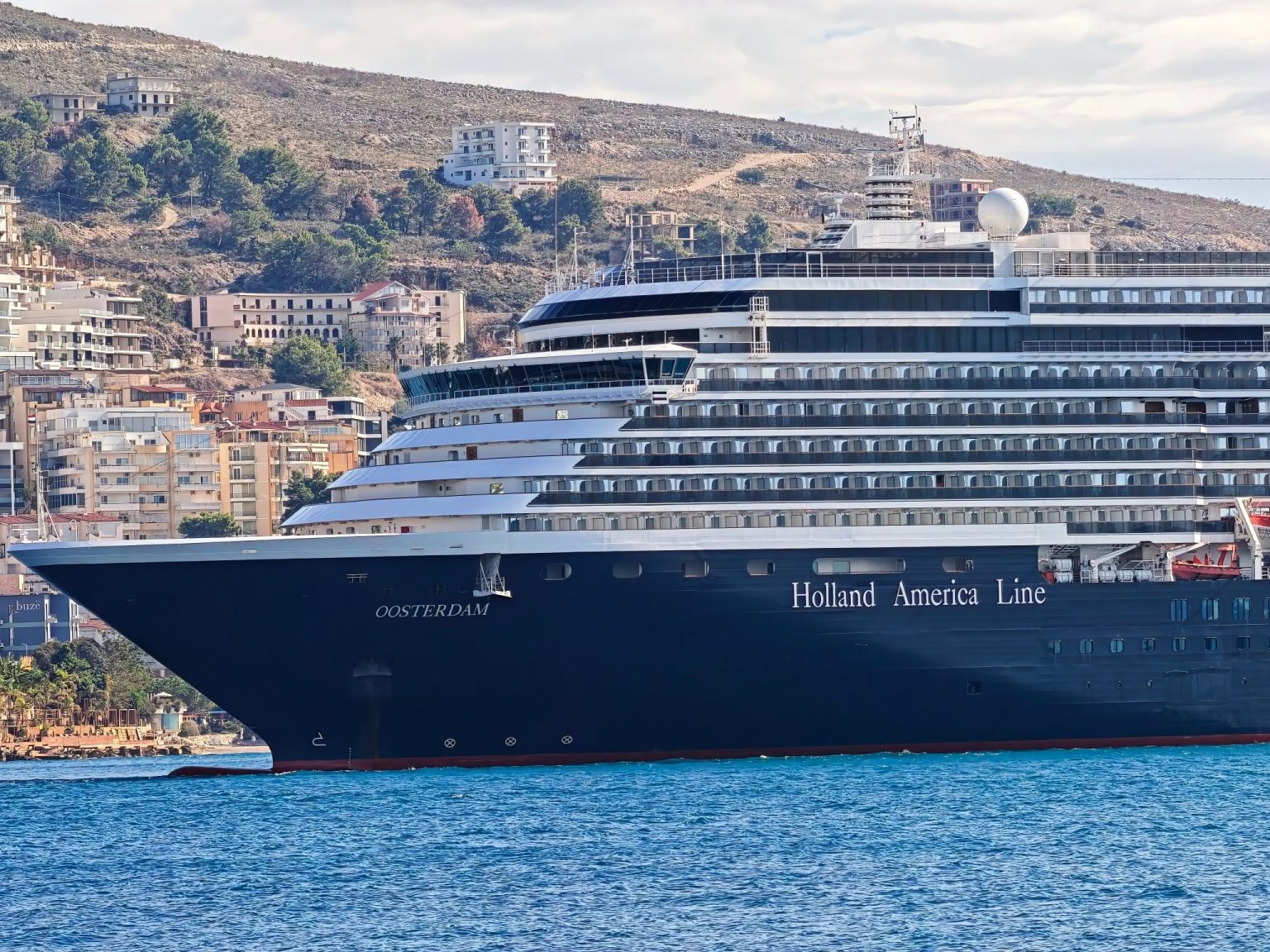 Croisière « Oosterdam » arrive au port de Saranda avec 1900 touristes