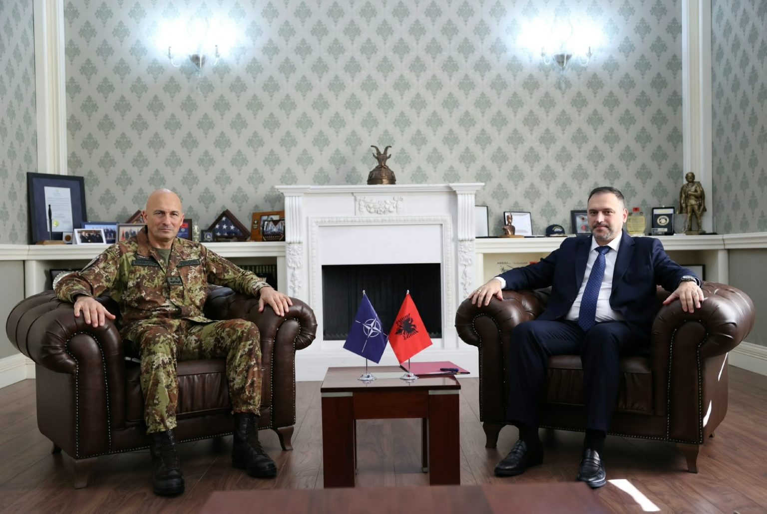 Nufi accueille un nouveau commandant de la KFOR : la contribution de l’Albanie à la promotion de la stabilité au Kosovo