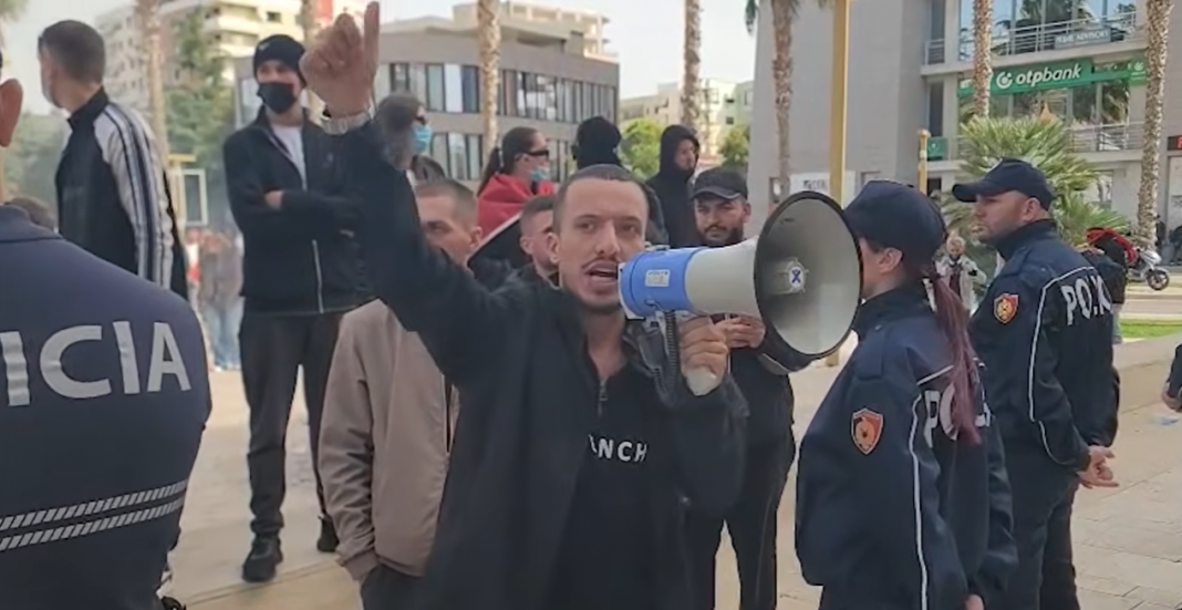 Manifestations de jeunes dans plusieurs villes d&rsquo;Albanie, actes de violence et affrontements avec la police