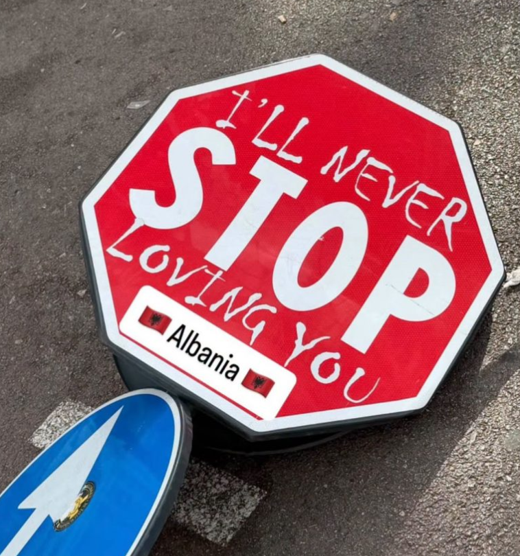 Edi Rama réagit au vandalisme d’un panneau portant le message «Je n’arrêterai jamais de t’aimer, Albanie»