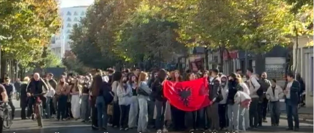 Des étudiants manifestent pour le 16e jour devant le ministère de l’Éducation