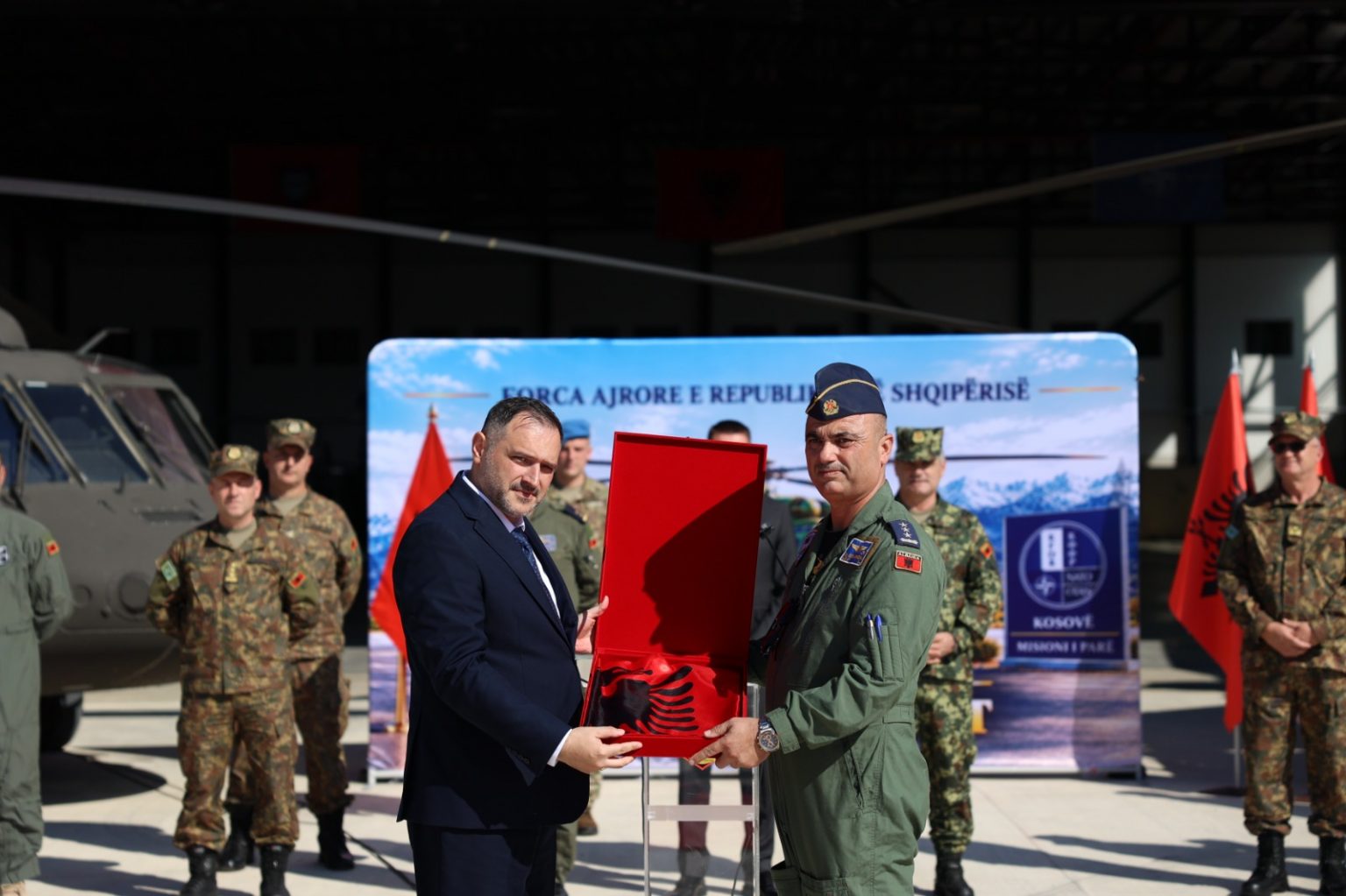 Le premier contingent d’hélicoptères albanais part pour la mission de l’OTAN au Kosovo