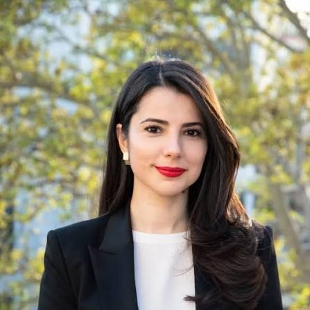 L’Assemblée approuve la nomination d’Adea Pirdeni au poste de ministre de l’Administration publique