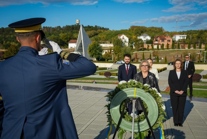 La présidente Shiroka Pula rend hommage à Adem Jashari, Ibrahim Rugova et Adem Demaçi