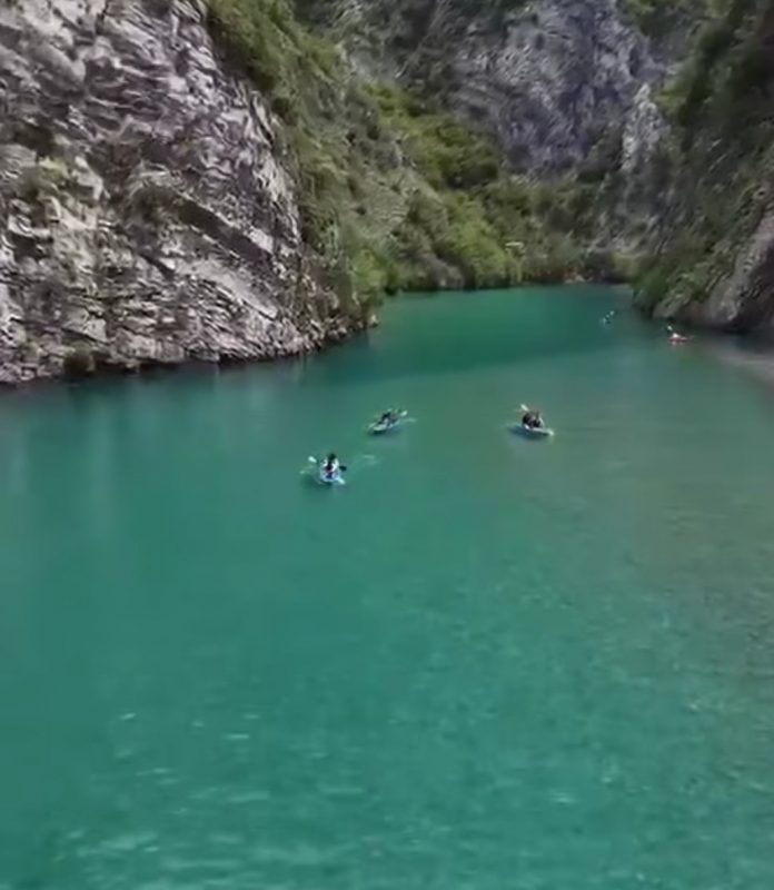 Οι τουρίστες ανακαλύπτουν την απέραντη γαλάζια ομορφιά του ποταμού Σάλα