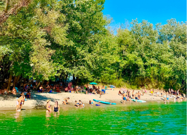 Η παραλία του ποταμού Μπούνα στο Ντάιτς, κοντά στη Σκόδρα, προσελκύει περισσότερους τουρίστες