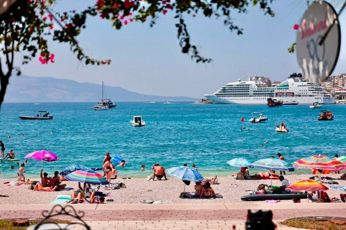 Gonxhja: Οι δημόσιες παραλίες αυξάνονται κατά 67% καθώς οι αρχές περιορίζουν την κατάχρηση τιμών