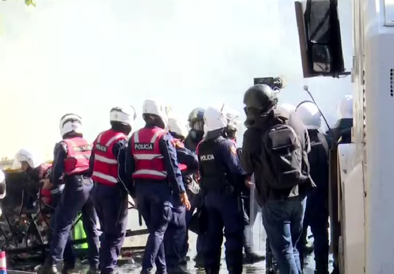 Η Αστυνομία καλεί μαθητές και γονείς να αποφύγουν τη βία, καθώς οι διαδηλώσεις εισέρχονται στην τρίτη τους ημέρα