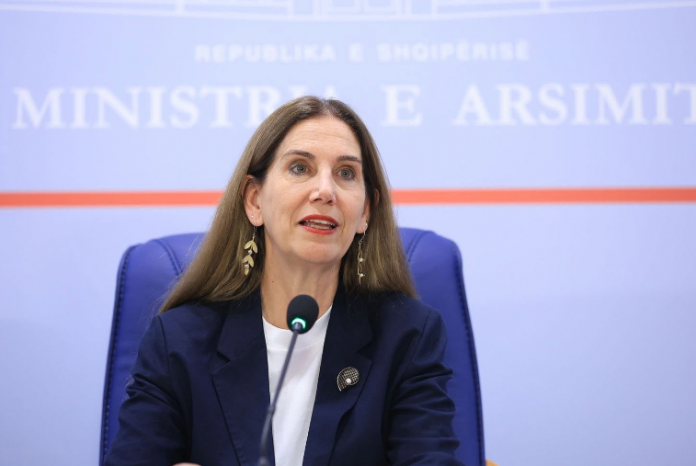 Η Κουμπάρο καλεί τους φοιτητές να απορρίψουν τη βία εν μέσω διαδηλώσεων